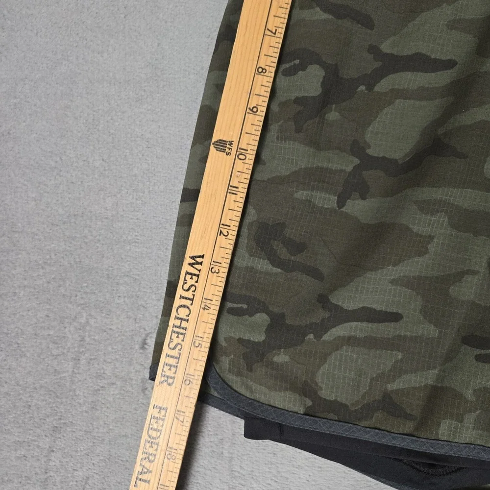 Vuori Stockton Shorts Mens 32 Olive Camo Compression Lined Performance Gym 6